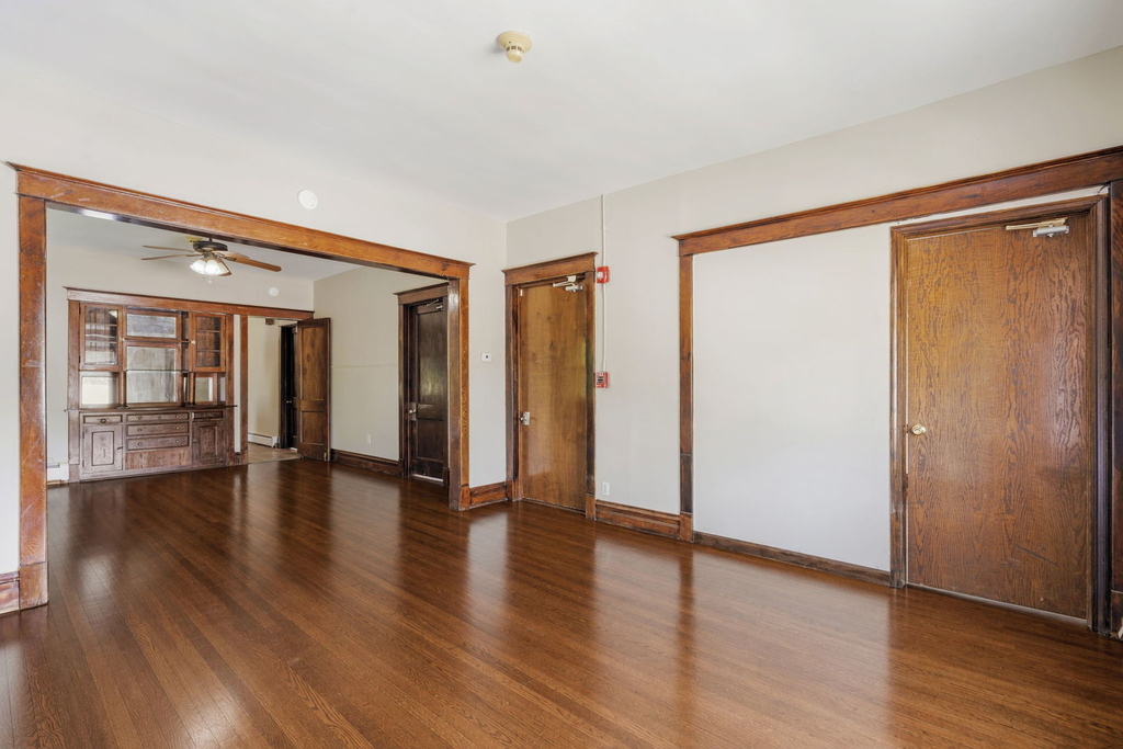 319 Chicago Avenue - Photo 2