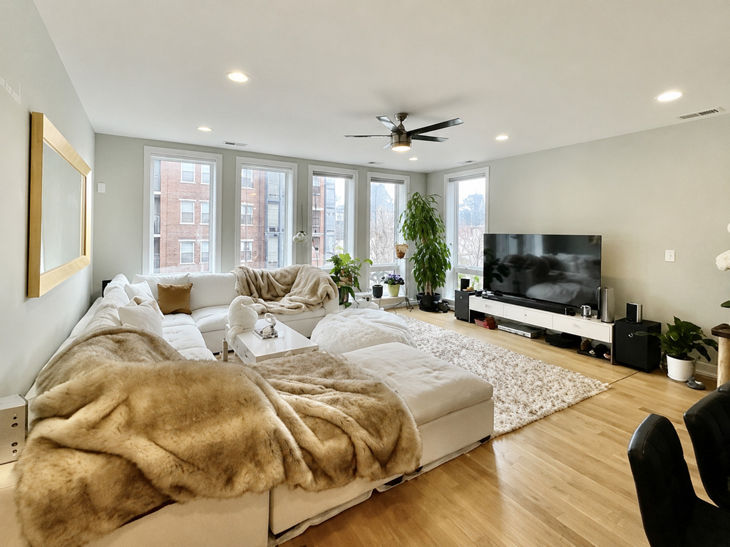 1008 N Larrabee Street - Photo 1