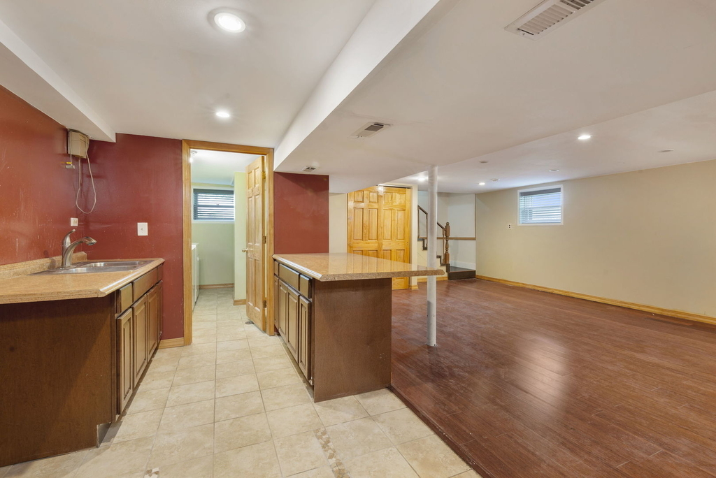 566 N Howard Avenue - Photo 8