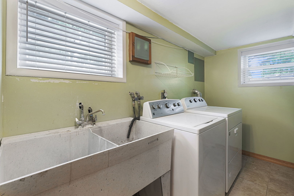 566 N Howard Avenue - Photo 15