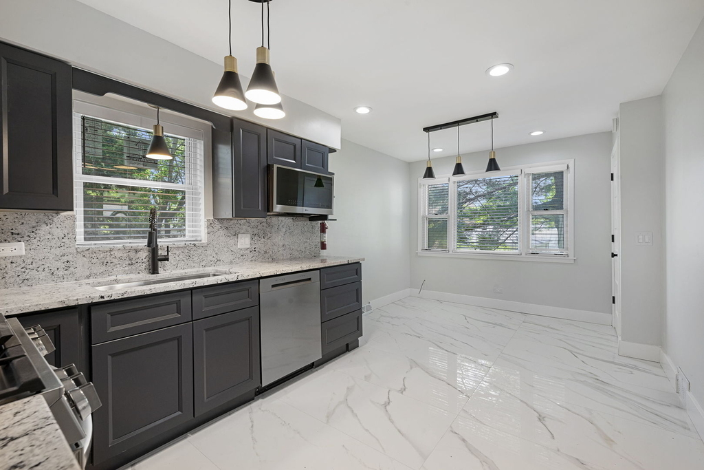 566 N Howard Avenue - Photo 4