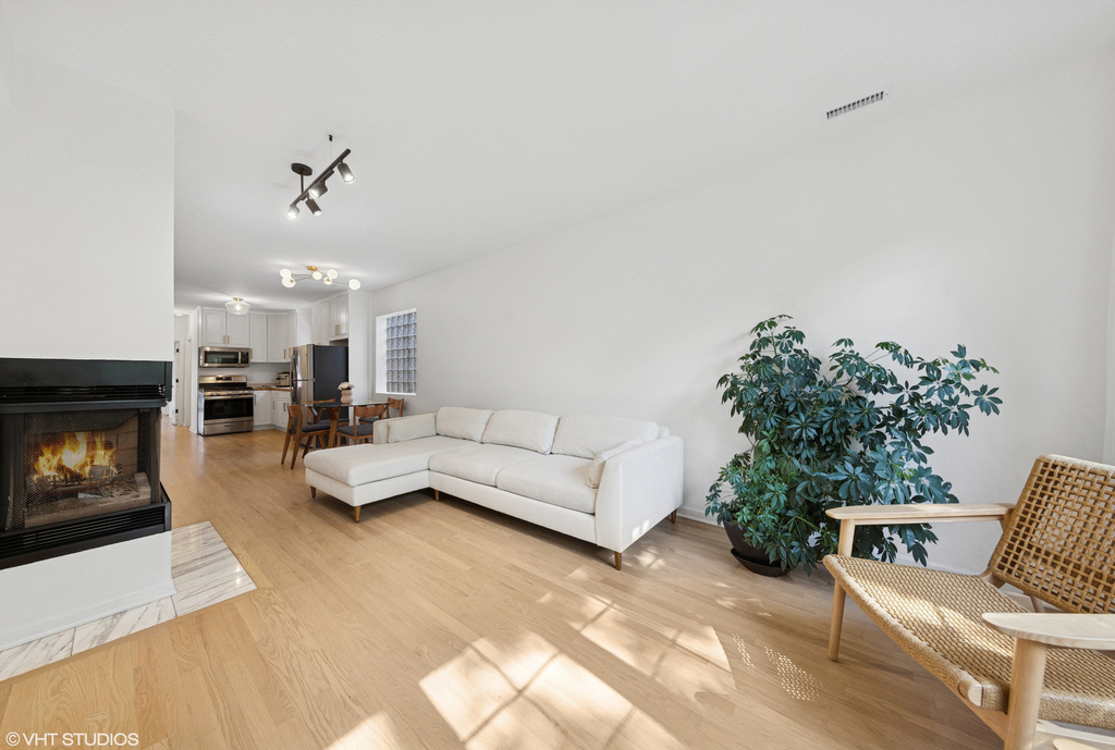 1064 N Marshfield Avenue - Photo 1