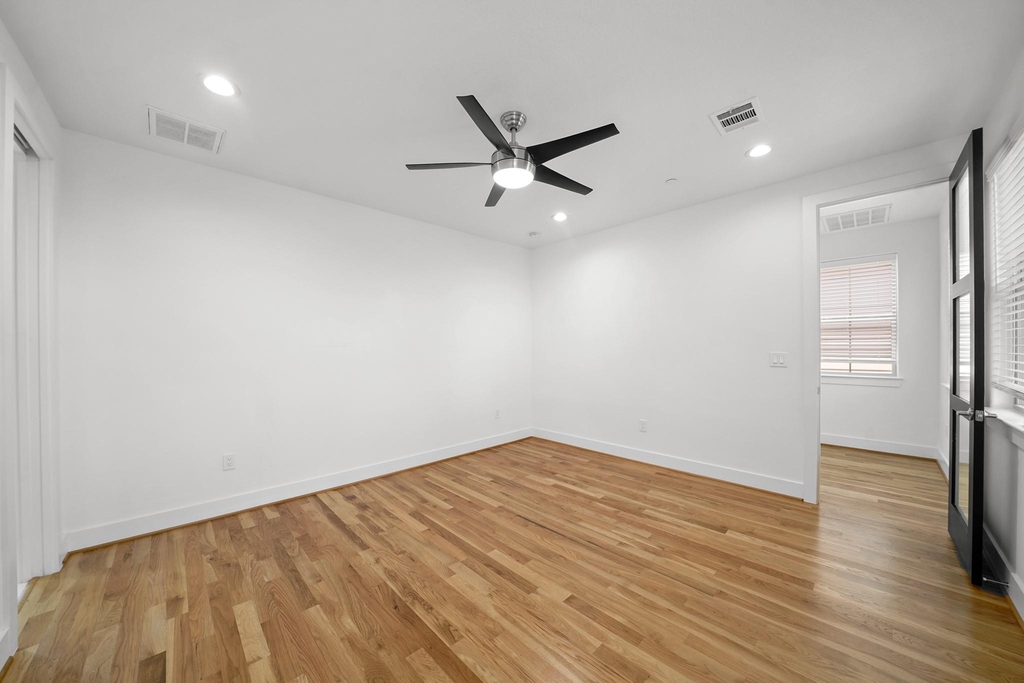5345 Larkin Street - Photo 9