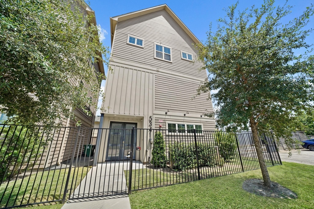5345 Larkin Street - Photo 0