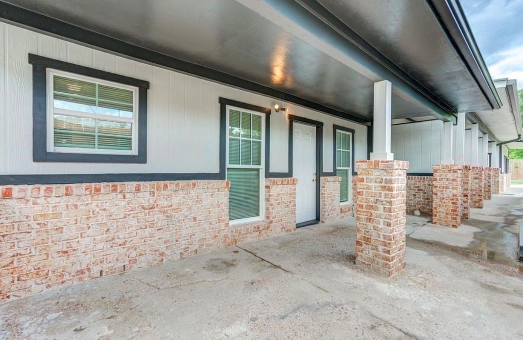 2127 Maximillian - Photo 0