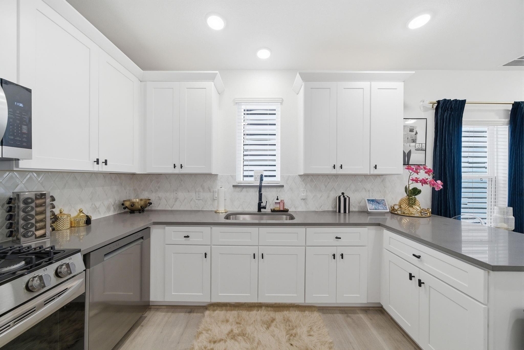 1352 W 24th Street - Photo 5