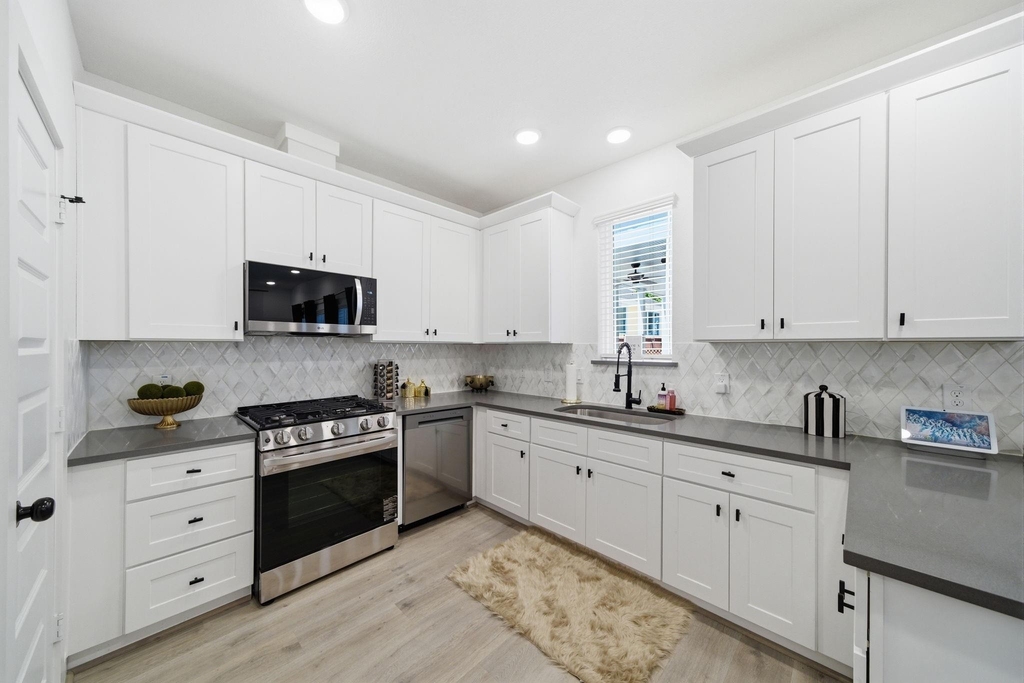 1352 W 24th Street - Photo 4