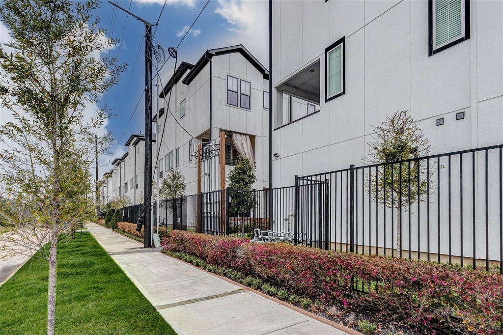 2802 Grand Fountains Drive - Photo 3