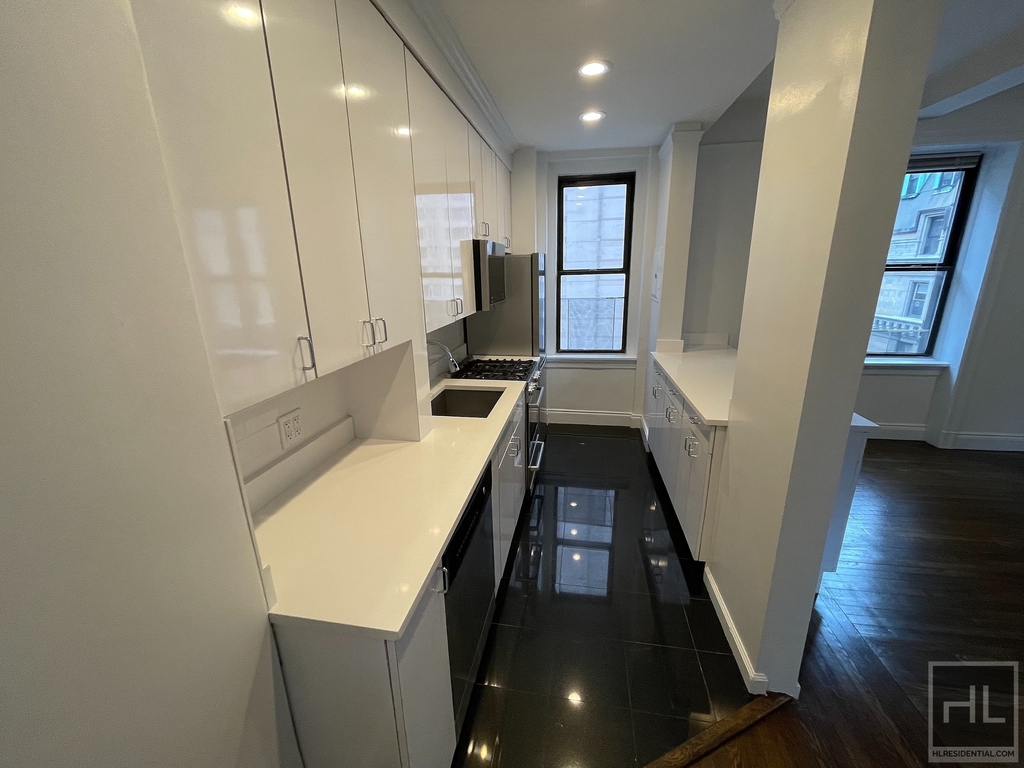 West 55 Street - Photo 3