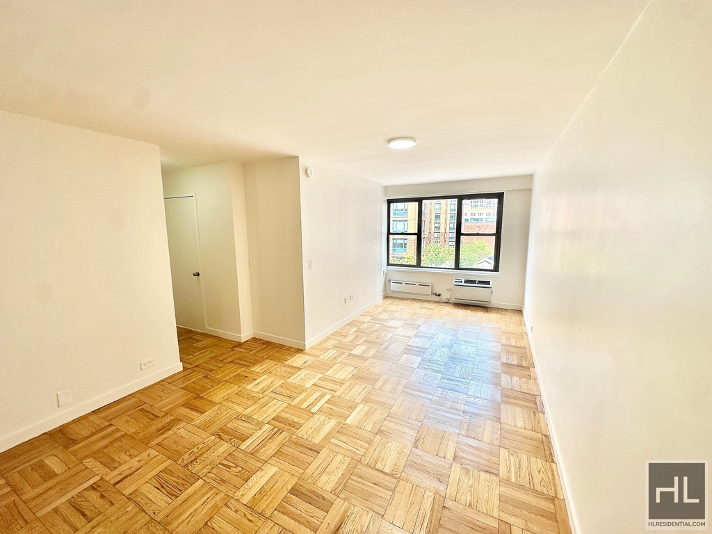 Fourth Avenue - Photo 3