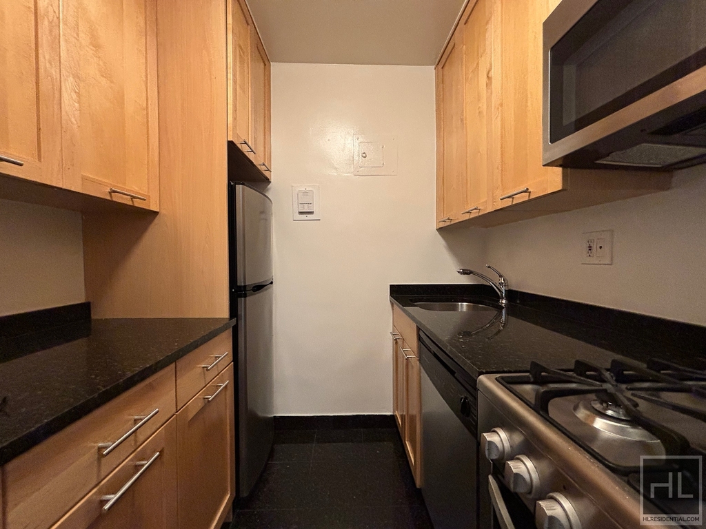Fourth Avenue - Photo 1