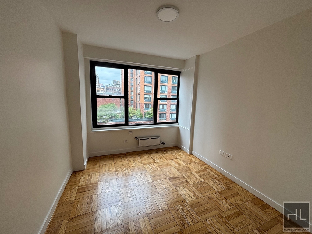 Fourth Avenue - Photo 2