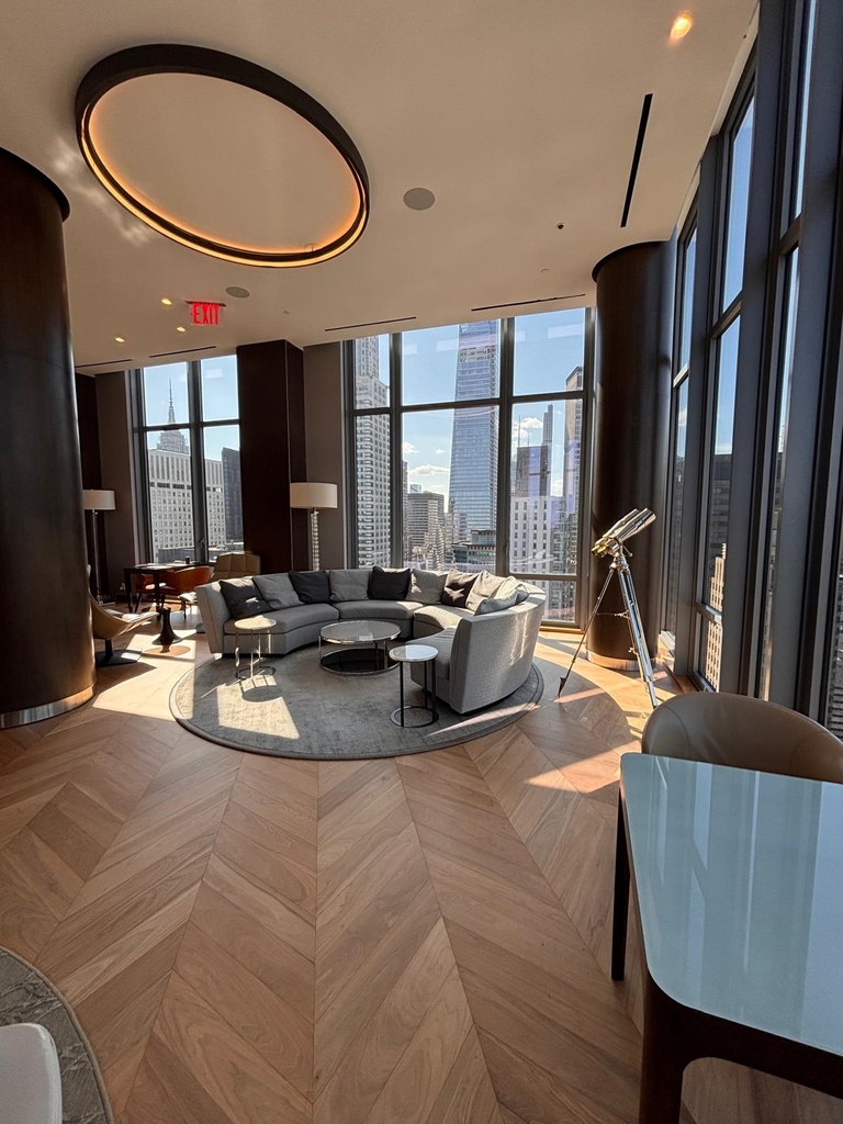 East 44th Street - Photo 5