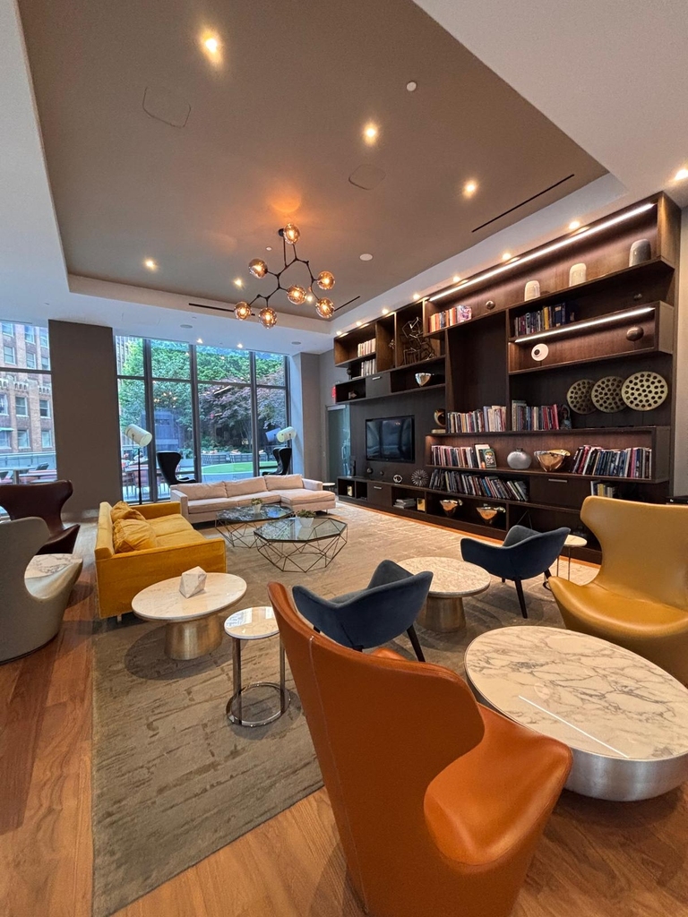 East 44th Street - Photo 8