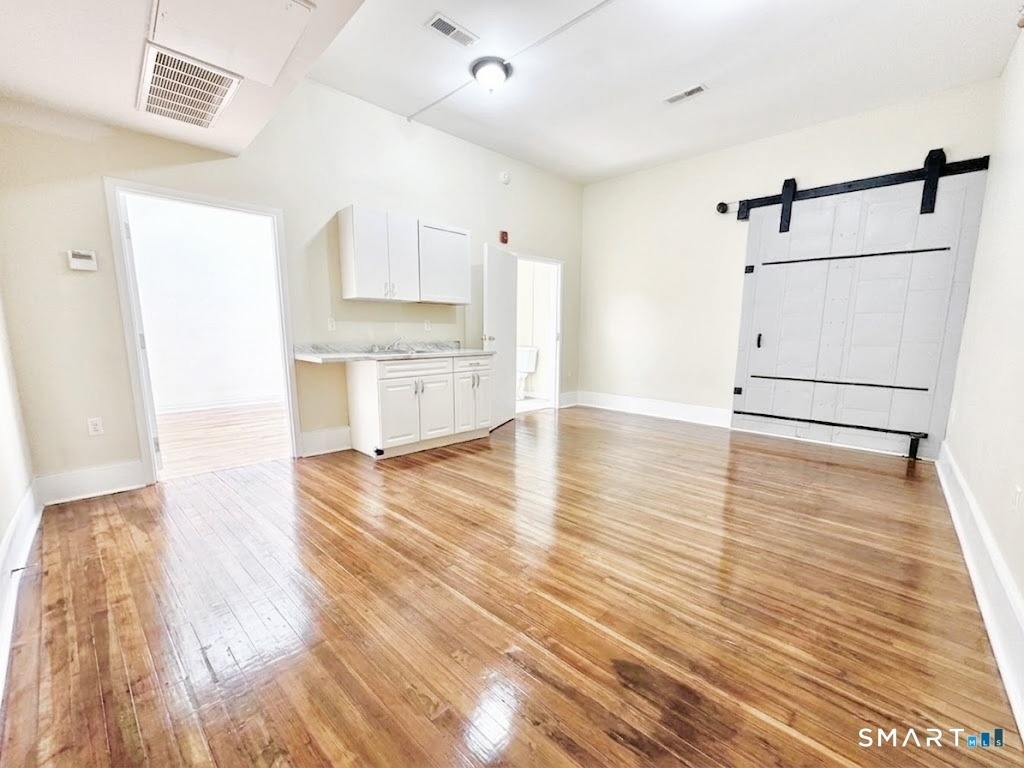 105 Bank Street - Photo 2