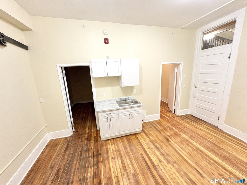 105 Bank Street - Photo 2