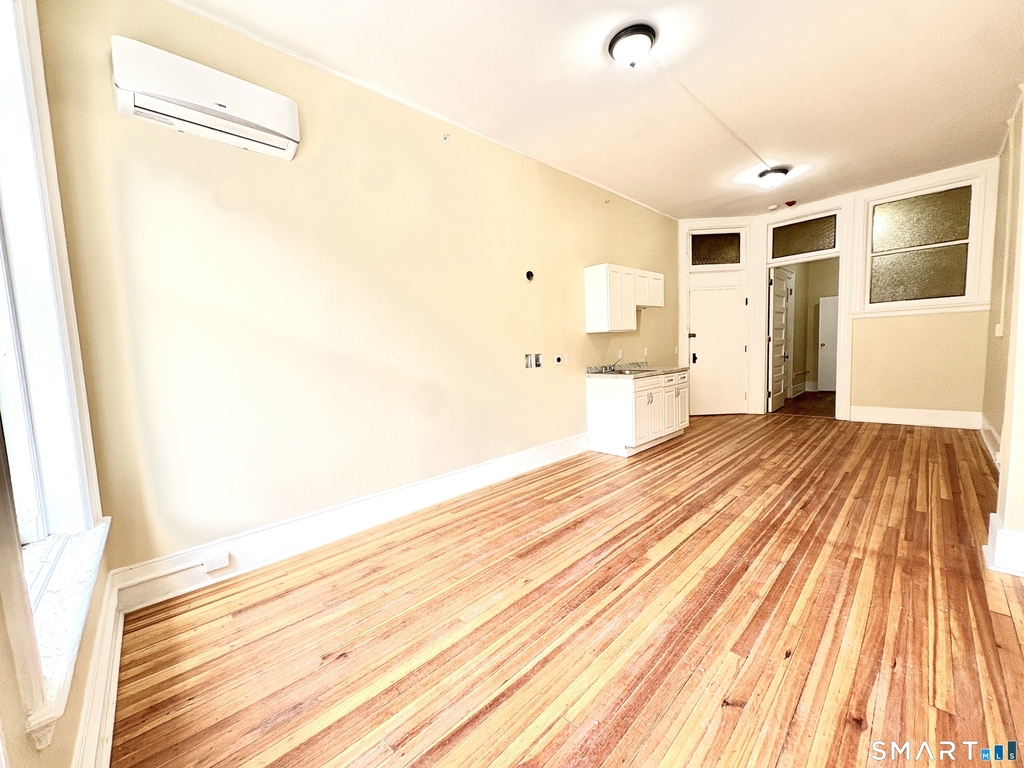 105 Bank Street - Photo 2