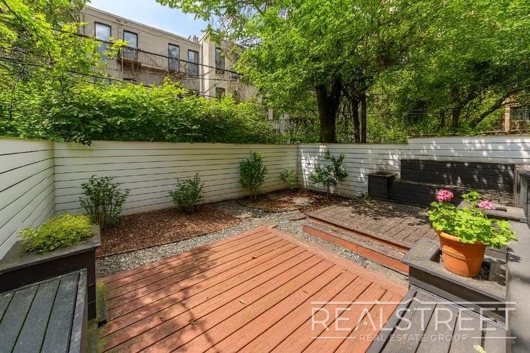 277 Linden St - Photo 14