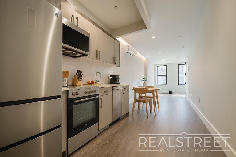 277 Linden St - Photo 3