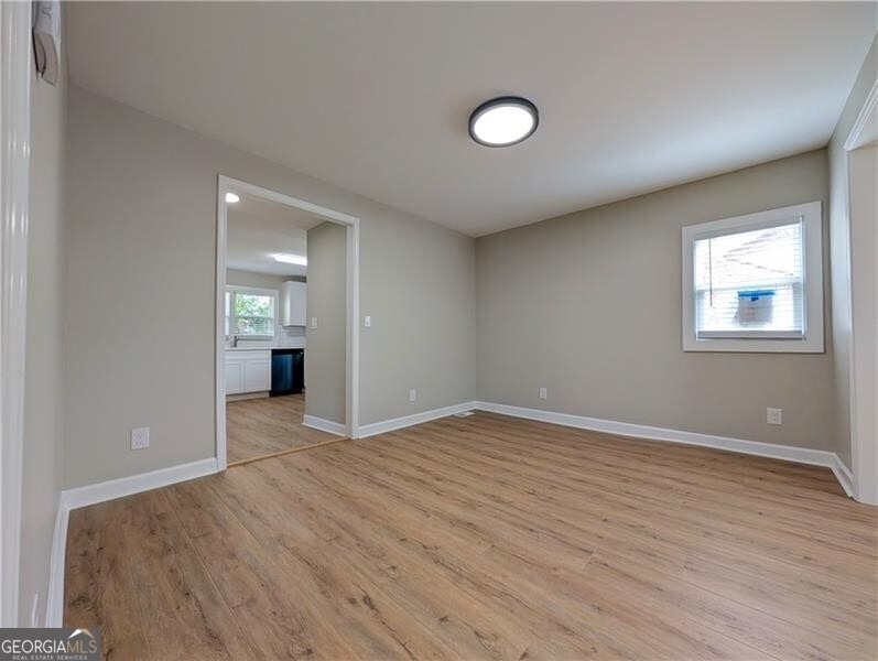 1377 Pine Avenue - Photo 3