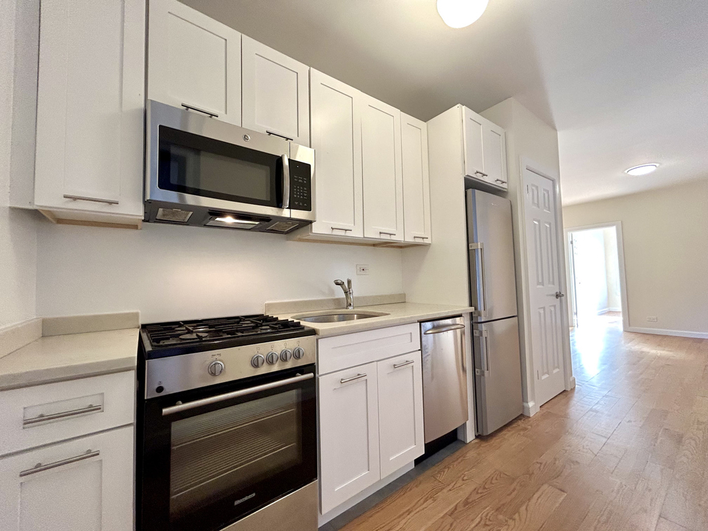 West 10th & Greenwich Ave - Photo 2