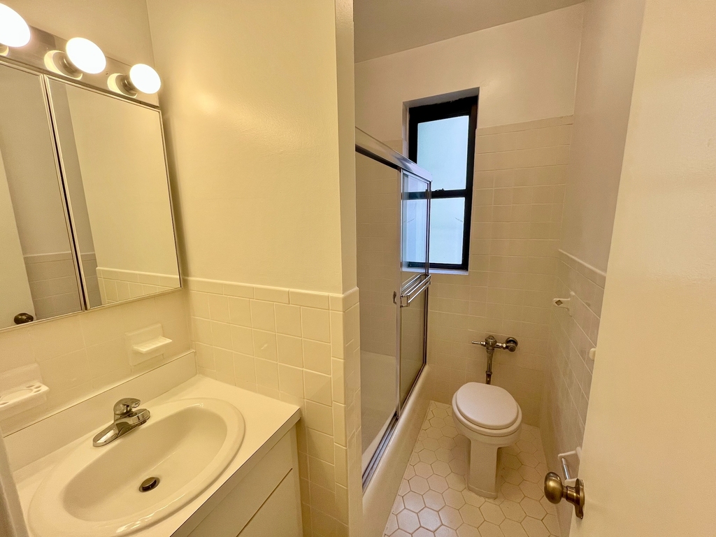 1680 York Avenue - Photo 2
