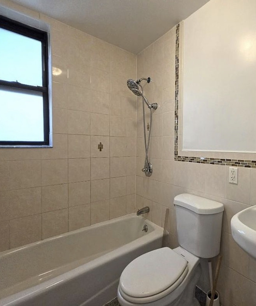 61-40 Saunders St - Photo 2