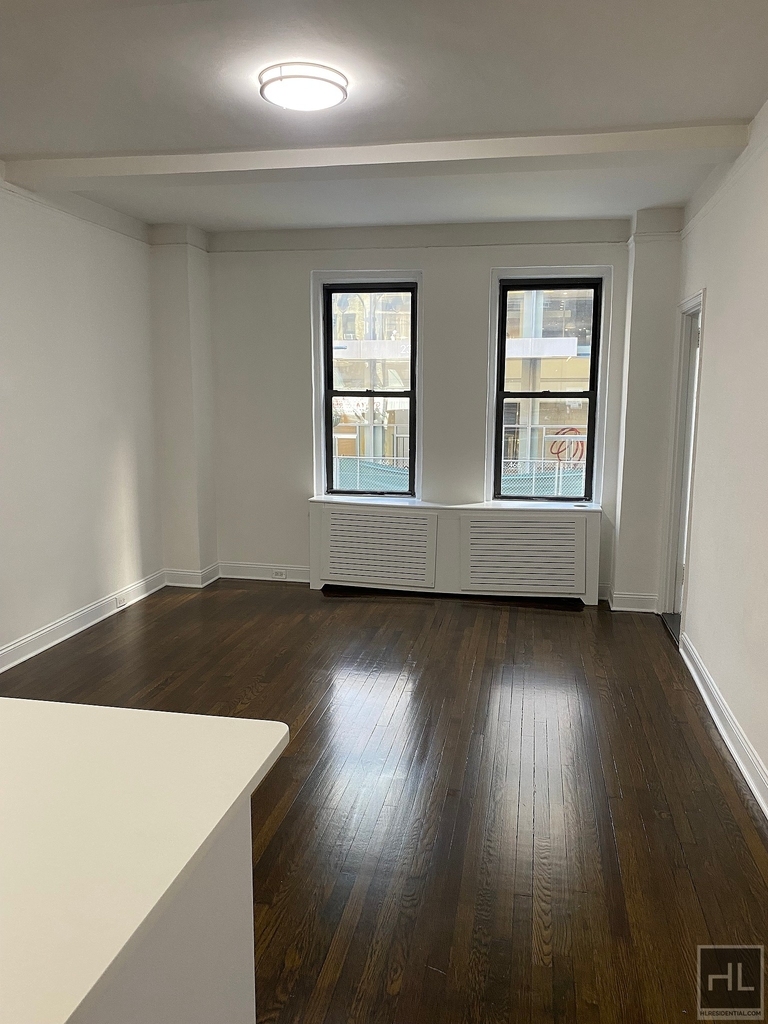 East 46 Street - Photo 2