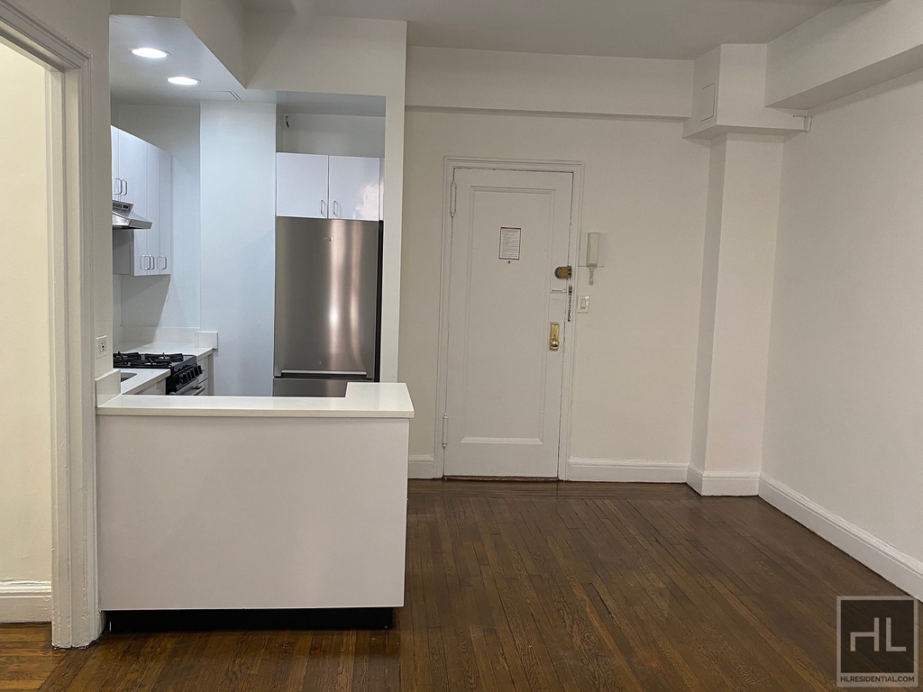 East 46 Street - Photo 1