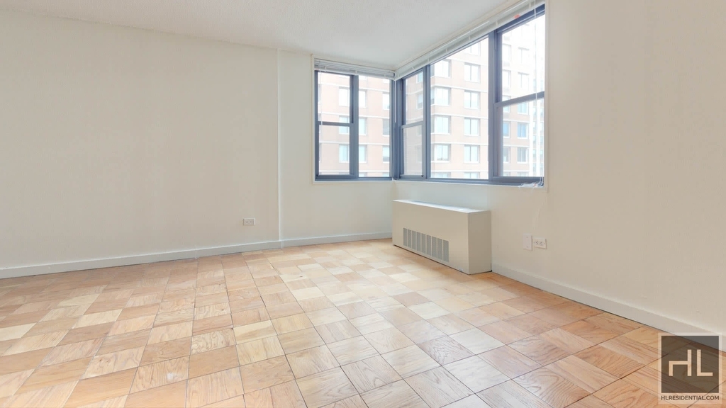 East 40th Street - Photo 5