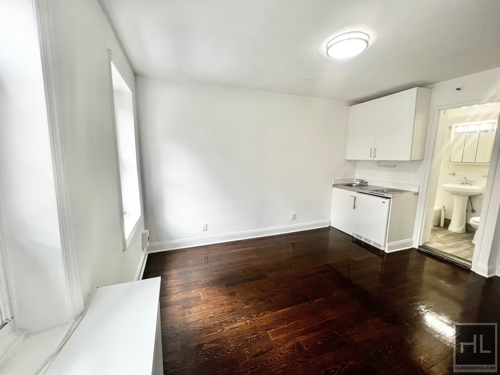 Second Avenue - Photo 2
