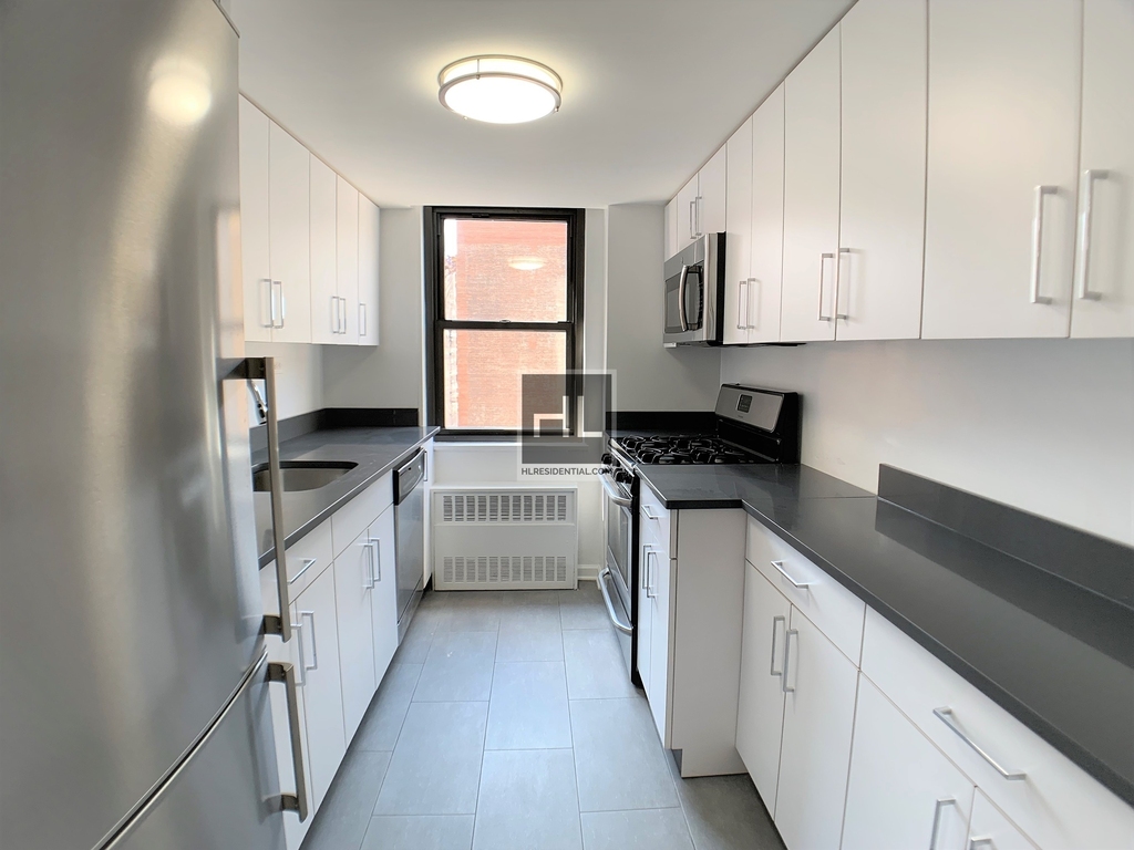 E 16 St - Photo 3