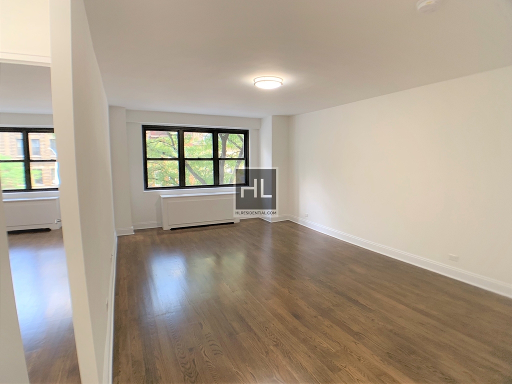 E 16 St - Photo 1