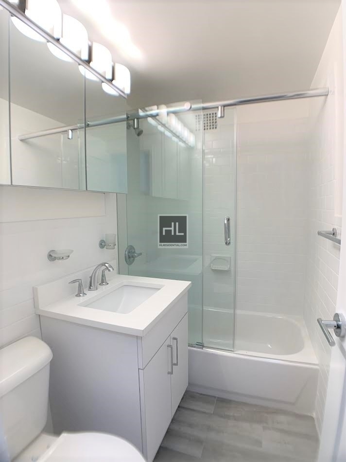 E 16 St - Photo 4