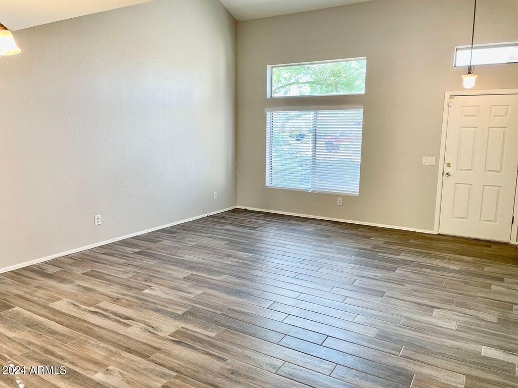 9820 W Pioneer Street - Photo 3