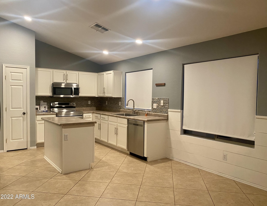 2610 N 107th Drive - Photo 4