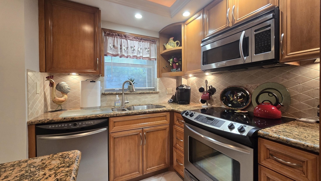 1161 Hillsboro Mile - Photo 1