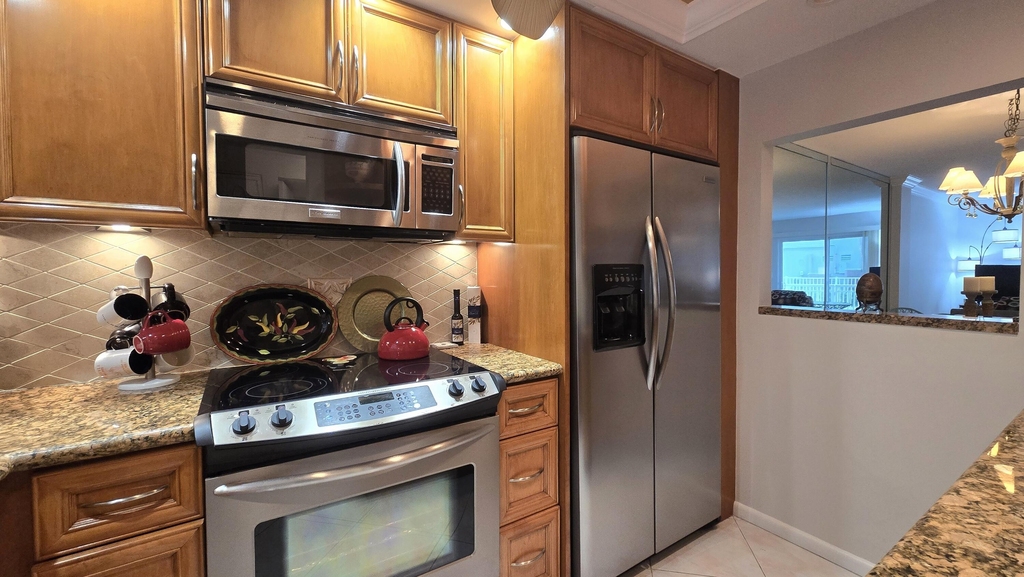 1161 Hillsboro Mile - Photo 18