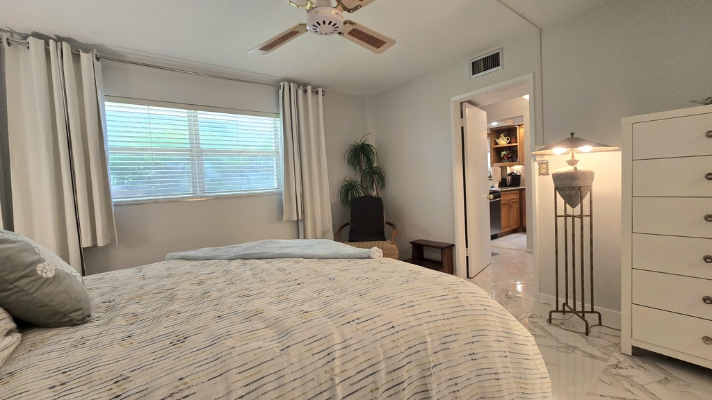 1161 Hillsboro Mile - Photo 33