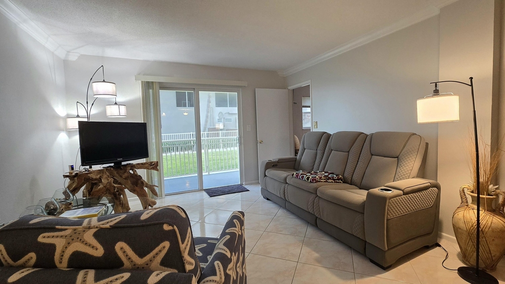 1161 Hillsboro Mile - Photo 3