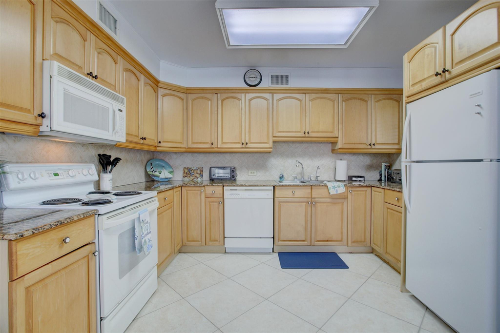 999 N Riverside Drive - Photo 6