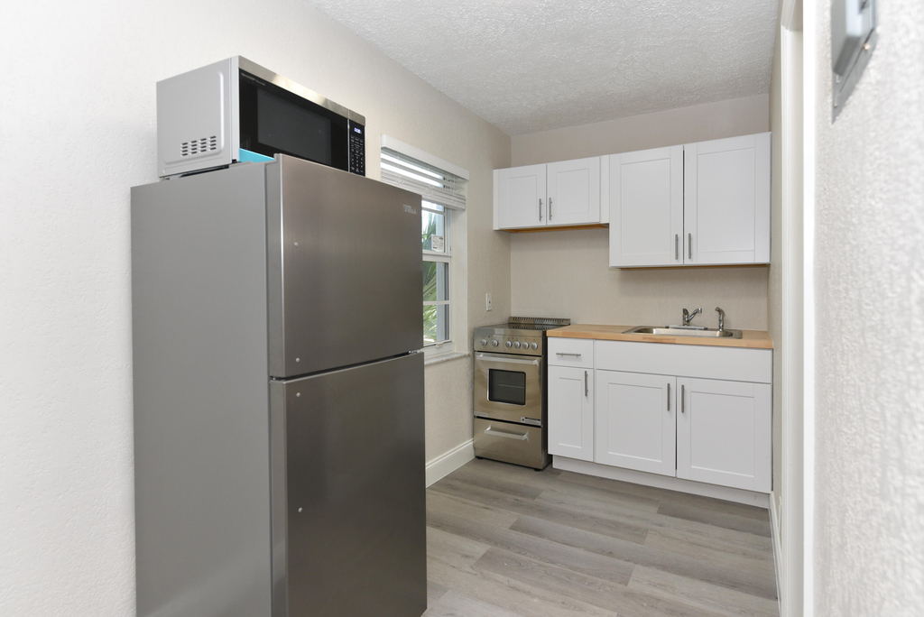 605 N Federal Highway - Photo 2