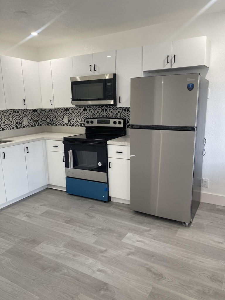 880 Nw 8th Avenue - Photo 1