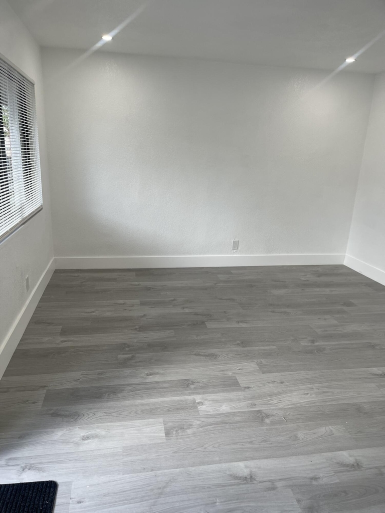 880 Nw 8th Avenue - Photo 4