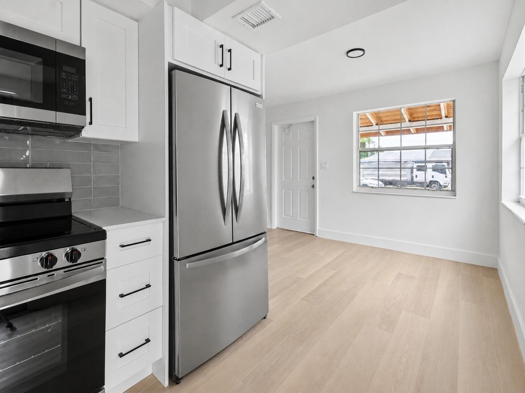 411b Ne 57th Court - Photo 1