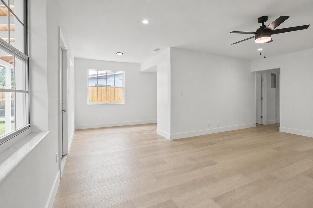 411b Ne 57th Court - Photo 2