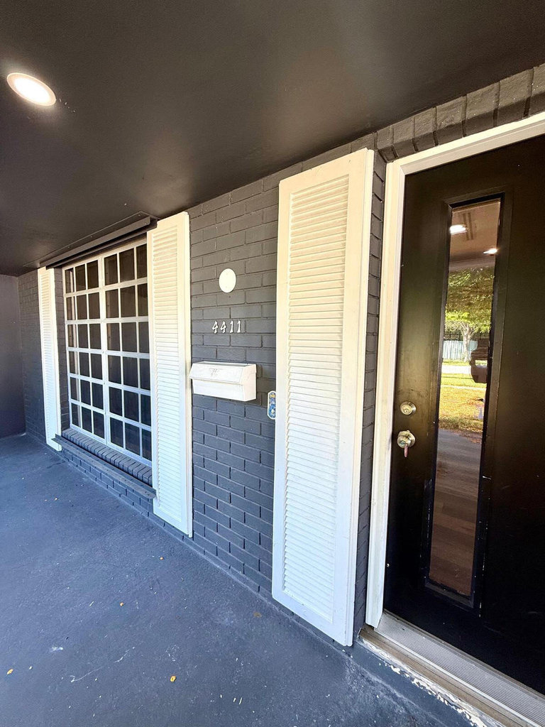 4411 Thomas Street - Photo 2