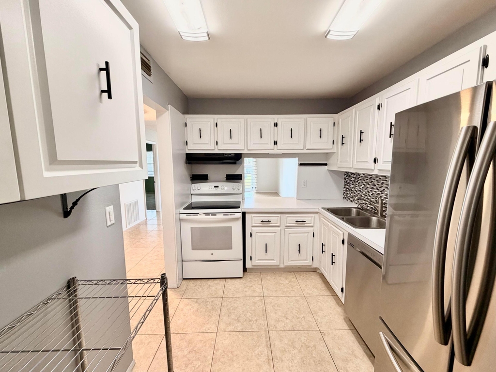 120 Lake Evelyn Drive - Photo 4