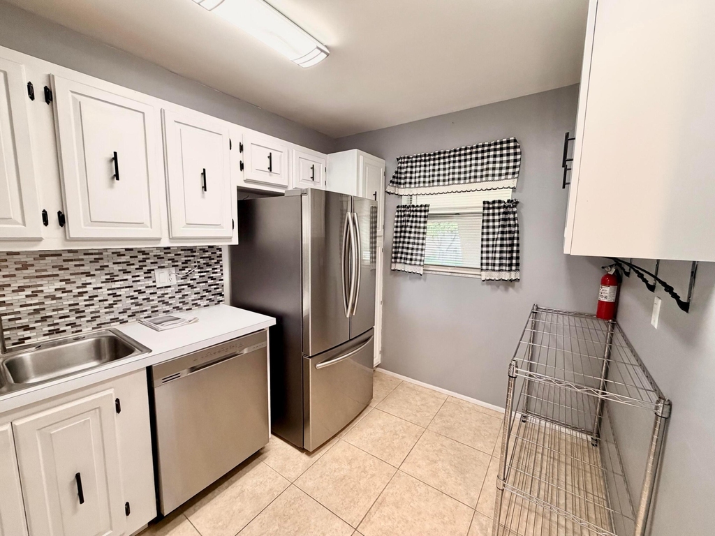 120 Lake Evelyn Drive - Photo 3