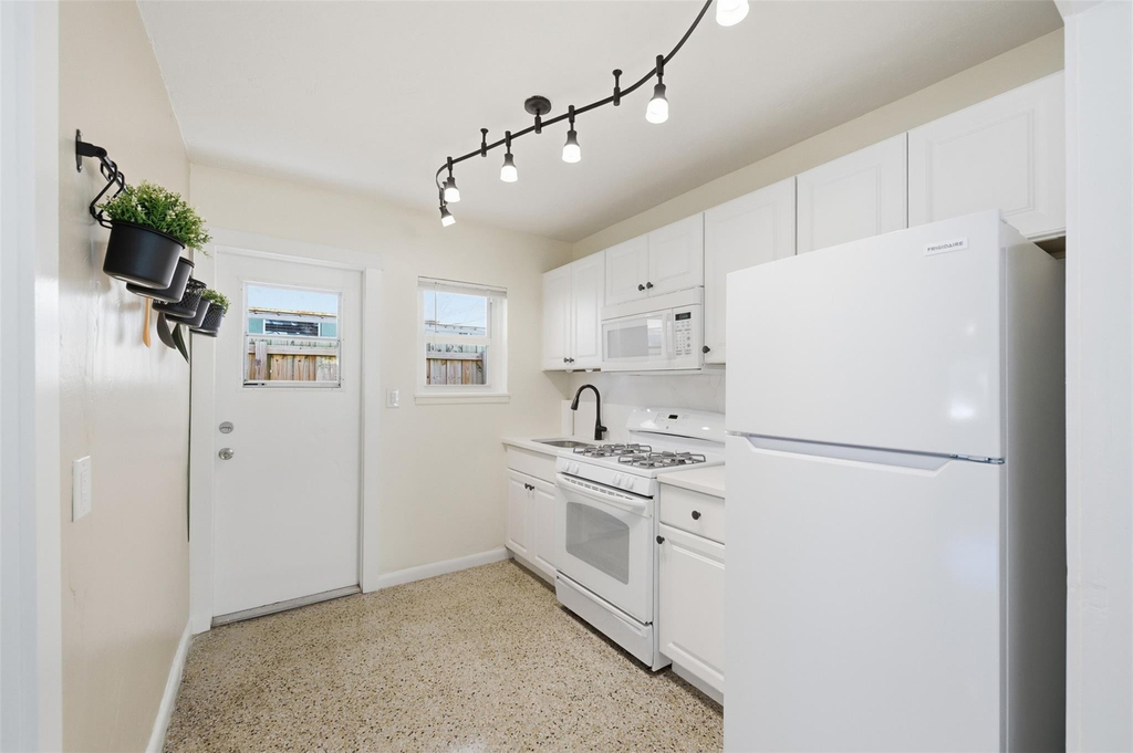 1614 Ne 7th Street - Photo 6